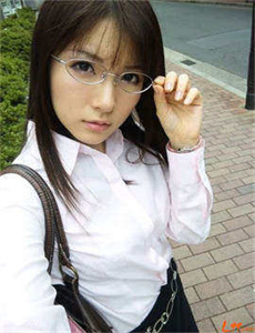 男孩啃女孩